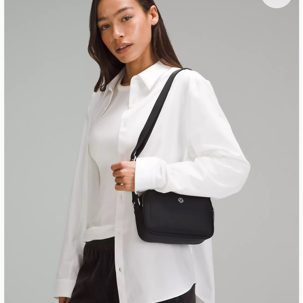 LULULEMON CROSS BODY CAMERA BAG 2L